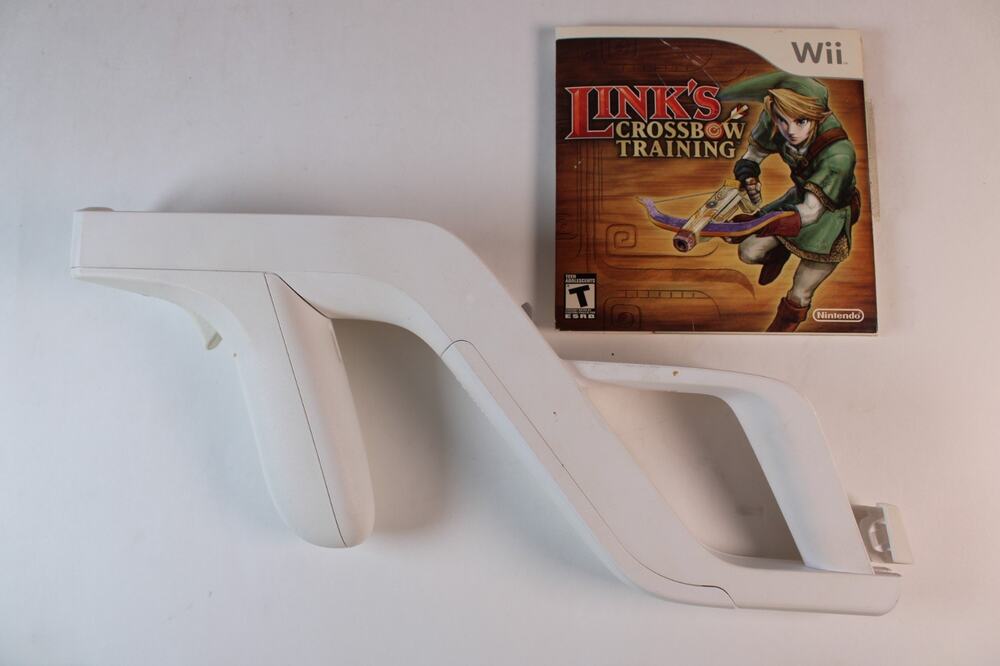 Link's Crossbow Training Nintendo Wii Zelda Game Complete With Wii Zapper Gun